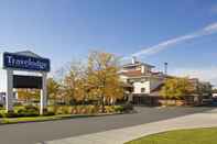 Exterior Travelodge by Wyndham Oshawa Whitby