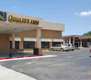 Exterior 7 Quality Inn Shawnee