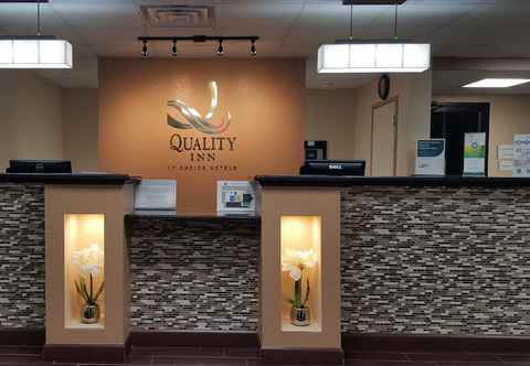 Lobby Quality Inn Shawnee