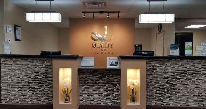 Lobby Quality Inn Shawnee