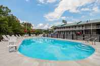 Swimming Pool Quality Inn Weston