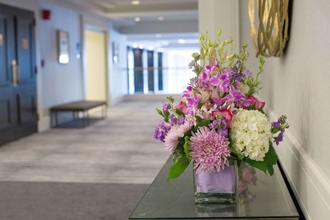 Lobby 4 Hilton Newark Airport