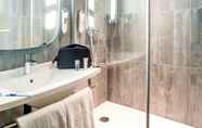 In-room Bathroom 2 ibis Deauville Centre