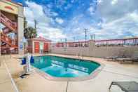 Swimming Pool Quality Inn & Suites Ft. Jackson Maingate