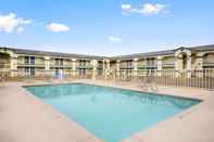 Kolam Renang Travelodge by Wyndham Killeen/Fort Hood