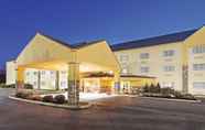 Exterior 2 La Quinta Inn & Suites by Wyndham Knoxville Airport