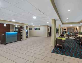 Lobby 2 La Quinta Inn & Suites by Wyndham Knoxville Airport