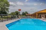 Swimming Pool Econo Lodge Cornersville