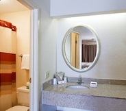 In-room Bathroom 7 Red Roof Inn Florence - Civic Center