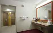 Phòng tắm bên trong 4 Days Inn by Wyndham Raleigh Midtown
