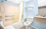 Toilet Kamar 4 Days Inn by Wyndham Lancaster PA Dutch Country