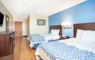 Bedroom 5 Days Inn by Wyndham Lancaster PA Dutch Country