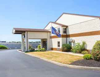 Exterior 2 Days Inn by Wyndham Lancaster PA Dutch Country