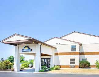 Exterior 2 Days Inn by Wyndham Lancaster PA Dutch Country