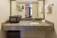 In-room Bathroom Howard Johnson by Wyndham Scottsdale Old Town