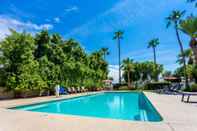 Swimming Pool Howard Johnson by Wyndham Scottsdale Old Town