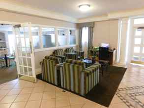 Lobi 4 Days Inn & Suites by Wyndham Arlington Heights