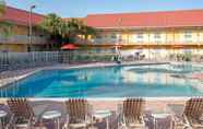 Kolam Renang 5 La Quinta Inn by Wyndham Cocoa Beach-Port Canaveral