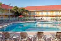 Kolam Renang La Quinta Inn by Wyndham Cocoa Beach-Port Canaveral