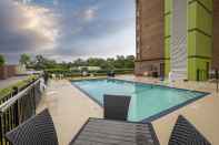 Kolam Renang Red Roof Inn & Suites Macon