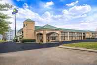 Exterior Days Inn by Wyndham Clarksville North