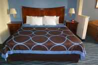 Bedroom Days Inn by Wyndham Clarksville North