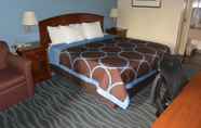 Bedroom 4 Days Inn by Wyndham Clarksville North