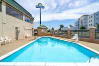 Swimming Pool Days Inn by Wyndham Clarksville North