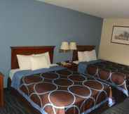 Bedroom 5 Days Inn by Wyndham Clarksville North
