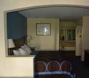 Bedroom 7 Days Inn by Wyndham Clarksville North