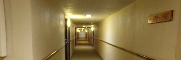 Lobi Econo Lodge Inn & Suites