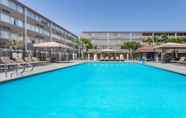 Swimming Pool 2 Howard Johnson Hotel&Conf Cntr by Wyndham Fullerton/Anaheim
