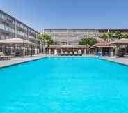 สระว่ายน้ำ 2 Howard Johnson Hotel&Conf Cntr by Wyndham Fullerton/Anaheim