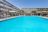 สระว่ายน้ำ Howard Johnson Hotel&Conf Cntr by Wyndham Fullerton/Anaheim