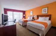 Bedroom 5 Howard Johnson Hotel&Conf Cntr by Wyndham Fullerton/Anaheim