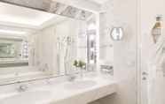 In-room Bathroom 5 Le Bristol Paris - an Oetker Collection Hotel