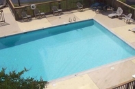 Swimming Pool Country Inn & Suites by Radisson, Williamsburg East (Busch Gardens), VA