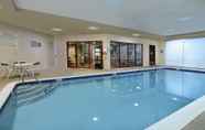 Swimming Pool 2 Courtyard by Marriott Lyndhurst Meadowlands