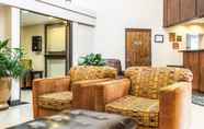 Lobi 6 Quality Inn & Suites Coliseum