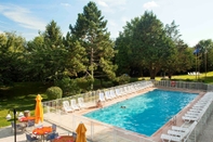 Swimming Pool Novotel Paris Saclay