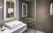 In-room Bathroom 7 Novotel Paris Saclay