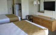 Bedroom 3 Days Inn by Wyndham Daytona Oceanfront