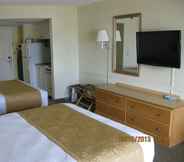 Bedroom 3 Days Inn by Wyndham Daytona Oceanfront