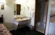 In-room Bathroom 5 Rodeway Inn Augusta West