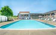 Swimming Pool 2 Days Inn by Wyndham Cave City