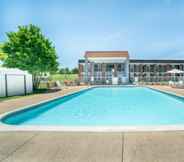 Swimming Pool 2 Days Inn by Wyndham Cave City