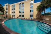 Swimming Pool La Quinta Inn & Suites by Wyndham Deerfield Beach I-95