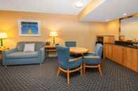 Common Space La Quinta Inn & Suites by Wyndham Deerfield Beach I-95