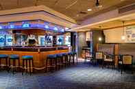 Bar, Kafe, dan Lounge SureStay Plus Hotel by Best Western Lehigh Valley