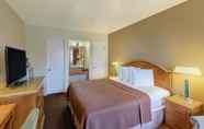Bedroom 2 Travelodge by Wyndham Santa Rosa Wine Country